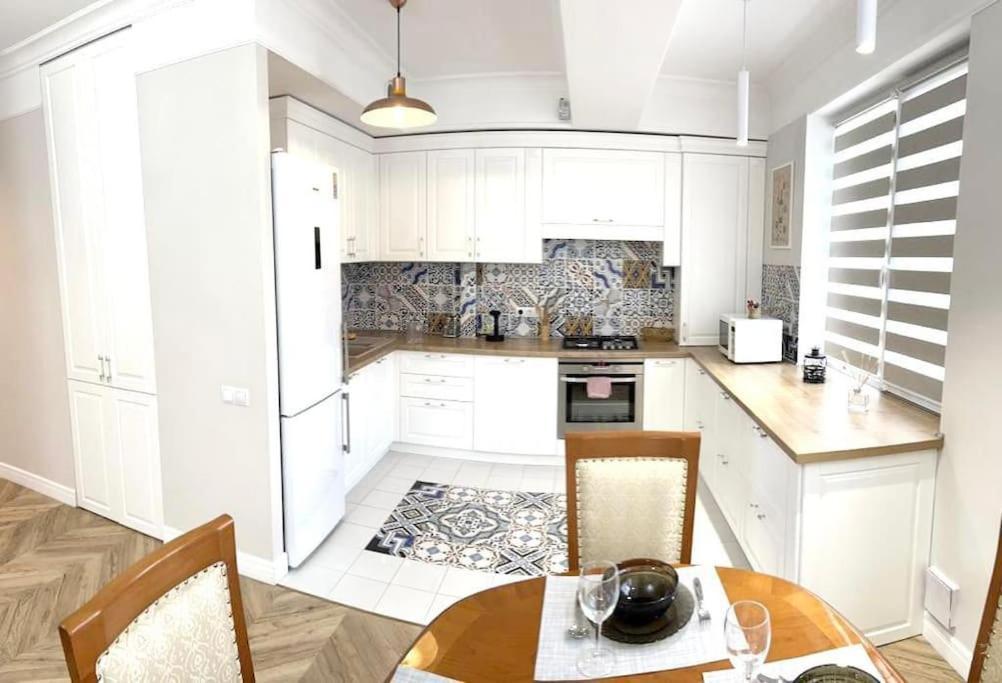 Very Large Apartment For Family! On Milestiu! キシナウ エクステリア 写真